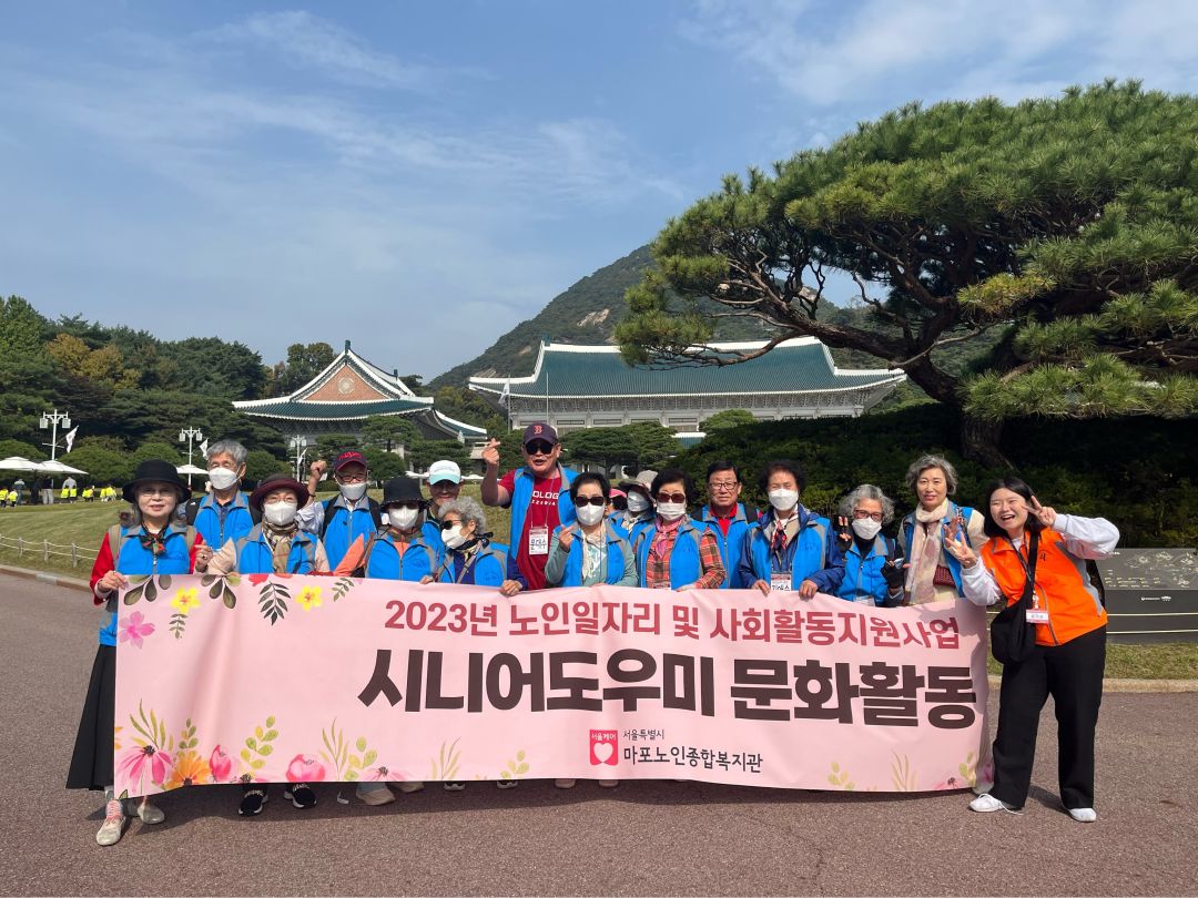 시니어도우미 단체사진 2.jpg