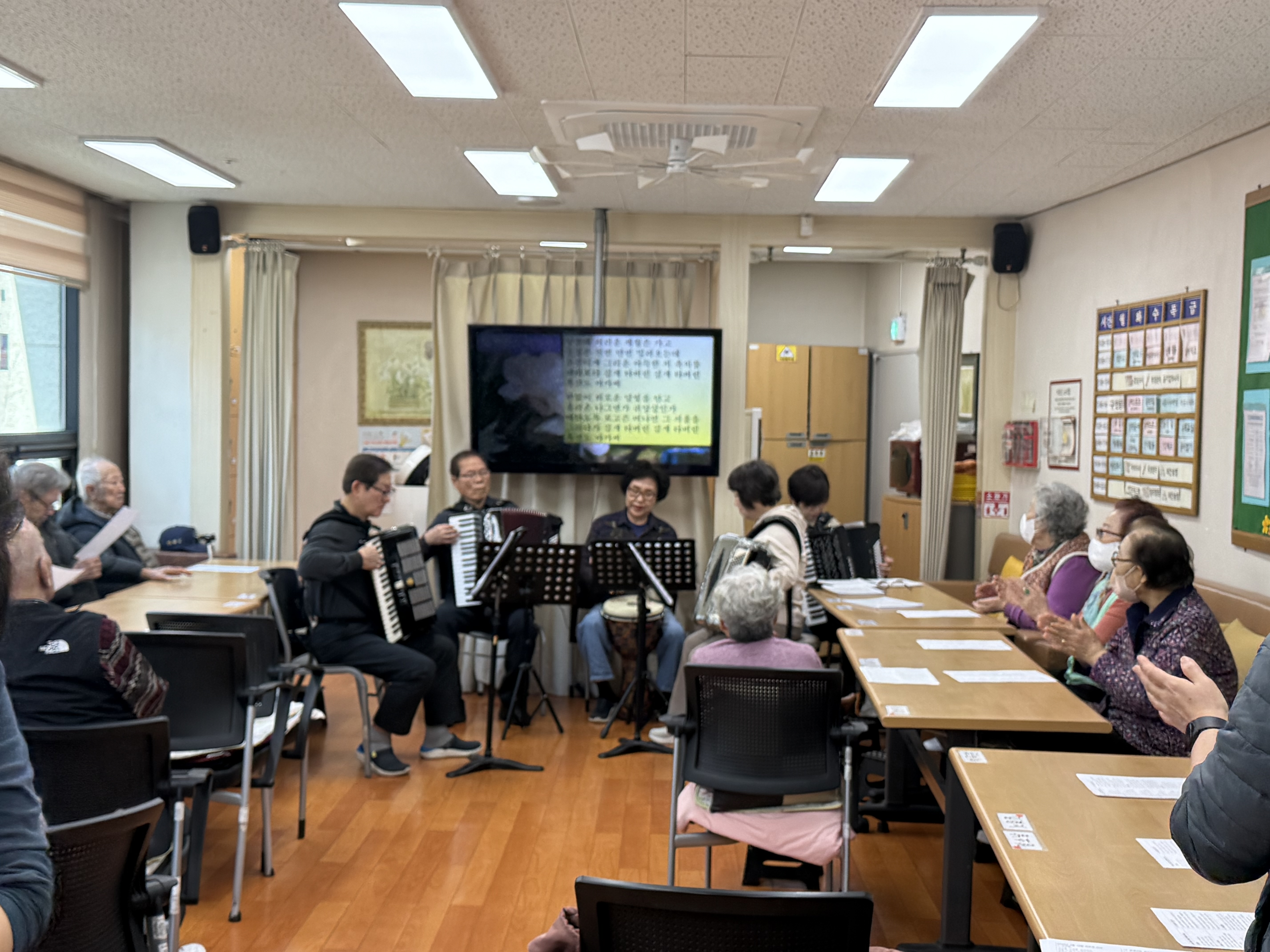 [배움복지] WE CAN 예술봉사대 3월 아코디언 공연 활동
